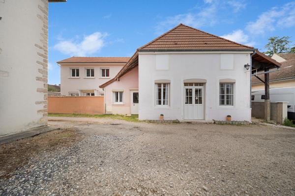 Maison de caractère de 250 m² 5 chambres à vendre située à trois kms d'Ouroux sur Saône