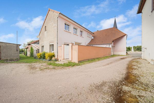 Maison de caractère de 250 m² 5 chambres à vendre située à trois kms d'Ouroux sur Saône