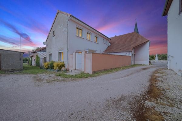 Maison de caractère de 250 m² 5 chambres à vendre située à trois kms d'Ouroux sur Saône