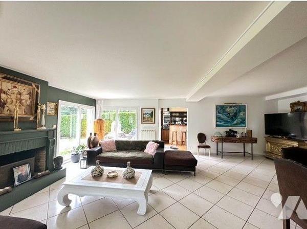 A Vendre Maison contemporaine 5 chambres à Franqueville Saint Pierre. Centre ville au calme d'u...