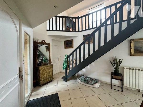 A VENDRE Maison contemporaine de 2000, à FRANQUEVILLE-SAINT-PIERRE (76520), d'une surface habit...