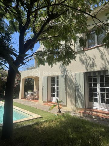 Idéalement située dans le quartier résidentiel très recherché et calme de la Sauvette, découvrez cette magnifique bastide de 200,88 m² habitables implantée sur un terrain clos et magnifiquement paysager de 507 m².
Ce bien coup de cœur se distingue par son emplacement privilégié permettant un mode de vie "tout à pied" : à seulement 8 minutes du Cours Maintenon, 10 minutes des commodités et 15 minutes de l'hyper-centre de Hyères.
Grâce à sa configuration unique et ses accès modulables, cette propriété offre un potentiel rare s'adaptant à tous vos projets de vie :
 * Idéal Famille d'accueil ou Intergénérationnelle : Pour loger un adolescent en quête d'indépendance, des parents ou des proches, tout en préservant l'intimité de chacun.
 * Profession Libérale / Indépendante : Le rez-de-chaussée permet de recevoir de la clientèle ou d'installer des bureaux au calme, sans empiéter sur l'espace de vie familial des étages supérieurs.
 * Investissement / Rendement Locatif : Le T2 du rez-de-chaussée est libre de toute occupation et prêt à être loué (à l'année ou en saisonnier) pour générer un revenu complémentaire immédiat.

L'AGENCEMENT INTÉRIEUR :
 * Au rez-de-chaussée : Un grand hall d'entrée, une buanderie, une chaufferie, un accès au garage de 25 m² et l'appartement T2 indépendant mais communiquant. Ce dernier comprend un séjour climatisé de 20 m², une cuisine, une chambre de 11 m² avec penderie, ainsi qu'une salle d'eau neuve avec douche à l'italienne et WC indépendant.
 * Au premier étage (R+1) : Une superbe pièce de vie de 50 m² baignée de lumière grâce à une triple exposition (Est, Sud, Ouest) et une vue dégagée sur le Château de Hyères. Elle se compose d’un salon climatisé, d'une salle à manger avec cheminée et d'une cuisine ouverte équipée. Le tout s’ouvre par une baie à galandage sur un balcon plein Sud de 8 m² avec store. Le coin nuit propose 2 chambres de 12 m² avec grands placards, une salle de bains moderne (douche à l'italienne, double vasque) et un WC séparé.
 * Au deuxième étage (R+2) : Deux belles chambres supplémentaires (25 m² au Sud et 10 m² au Nord), idéalement configurables en une vaste suite parentale avec dressing et salle d'eau privative.

LES EXTÉRIEURS ET PRESTATIONS :
Le jardin est un véritable écrin de verdure aux essences méditerranéennes (citronniers, oranger, oliviers, bougainvilliers, avocatier...). Il accueille une piscine de 7x3,5m (construite en 2021) à l'abri des regards. Un forage fonctionnel alimente le jardin et la piscine gratuitement toute l'année.
Côté stationnement, la propriété dispose d’un portail automatique de 4 mètres desservant le garage et 2 places de parking intérieures sécurisées.
Côté technique (aucun gros œuvre à prévoir) :
 * Étages R+1 et R+2 entièrement rénovés en 2020 (isolation intérieure, fenêtres PVC double vitrage argon, électricité refaite).
 * Salles d’eau entièrement remises à neuf en 2024.
 * Moustiquaires à toutes les ouvertures.
 * Maison connectée : Fibre optique avec réseau Ethernet filaire dans le salon et les chambres.
Une propriété saine, aux prestations soignées et à la polyvalence rare sur le secteur.
Plus de photos et informations sur demande. Visites réalisables rapidement.