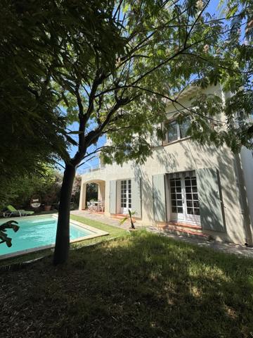 Idéalement située dans le quartier résidentiel très recherché et calme de la Sauvette, découvrez cette magnifique bastide de 200,88 m² habitables implantée sur un terrain clos et magnifiquement paysager de 507 m².
Ce bien coup de cœur se distingue par son emplacement privilégié permettant un mode de vie "tout à pied" : à seulement 8 minutes du Cours Maintenon, 10 minutes des commodités et 15 minutes de l'hyper-centre de Hyères.
Grâce à sa configuration unique et ses accès modulables, cette propriété offre un potentiel rare s'adaptant à tous vos projets de vie :
 * Idéal Famille d'accueil ou Intergénérationnelle : Pour loger un adolescent en quête d'indépendance, des parents ou des proches, tout en préservant l'intimité de chacun.
 * Profession Libérale / Indépendante : Le rez-de-chaussée permet de recevoir de la clientèle ou d'installer des bureaux au calme, sans empiéter sur l'espace de vie familial des étages supérieurs.
 * Investissement / Rendement Locatif : Le T2 du rez-de-chaussée est libre de toute occupation et prêt à être loué (à l'année ou en saisonnier) pour générer un revenu complémentaire immédiat.

L'AGENCEMENT INTÉRIEUR :
 * Au rez-de-chaussée : Un grand hall d'entrée, une buanderie, une chaufferie, un accès au garage de 25 m² et l'appartement T2 indépendant mais communiquant. Ce dernier comprend un séjour climatisé de 20 m², une cuisine, une chambre de 11 m² avec penderie, ainsi qu'une salle d'eau neuve avec douche à l'italienne et WC indépendant.
 * Au premier étage (R+1) : Une superbe pièce de vie de 50 m² baignée de lumière grâce à une triple exposition (Est, Sud, Ouest) et une vue dégagée sur le Château de Hyères. Elle se compose d’un salon climatisé, d'une salle à manger avec cheminée et d'une cuisine ouverte équipée. Le tout s’ouvre par une baie à galandage sur un balcon plein Sud de 8 m² avec store. Le coin nuit propose 2 chambres de 12 m² avec grands placards, une salle de bains moderne (douche à l'italienne, double vasque) et un WC séparé.
 * Au deuxième étage (R+2) : Deux belles chambres supplémentaires (25 m² au Sud et 10 m² au Nord), idéalement configurables en une vaste suite parentale avec dressing et salle d'eau privative.

LES EXTÉRIEURS ET PRESTATIONS :
Le jardin est un véritable écrin de verdure aux essences méditerranéennes (citronniers, oranger, oliviers, bougainvilliers, avocatier...). Il accueille une piscine de 7x3,5m (construite en 2021) à l'abri des regards. Un forage fonctionnel alimente le jardin et la piscine gratuitement toute l'année.
Côté stationnement, la propriété dispose d’un portail automatique de 4 mètres desservant le garage et 2 places de parking intérieures sécurisées.
Côté technique (aucun gros œuvre à prévoir) :
 * Étages R+1 et R+2 entièrement rénovés en 2020 (isolation intérieure, fenêtres PVC double vitrage argon, électricité refaite).
 * Salles d’eau entièrement remises à neuf en 2024.
 * Moustiquaires à toutes les ouvertures.
 * Maison connectée : Fibre optique avec réseau Ethernet filaire dans le salon et les chambres.
Une propriété saine, aux prestations soignées et à la polyvalence rare sur le secteur.
Plus de photos et informations sur demande. Visites réalisables rapidement.