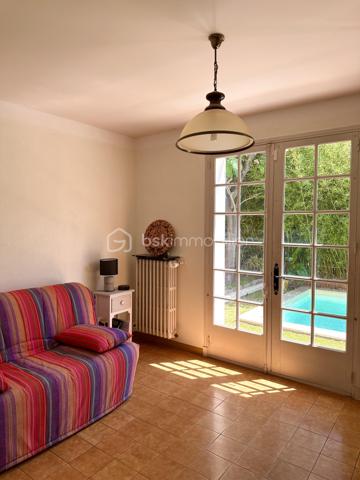 Idéalement située dans le quartier résidentiel très recherché et calme de la Sauvette, découvrez cette magnifique bastide de 200,88 m² habitables implantée sur un terrain clos et magnifiquement paysager de 507 m².
Ce bien coup de cœur se distingue par son emplacement privilégié permettant un mode de vie "tout à pied" : à seulement 8 minutes du Cours Maintenon, 10 minutes des commodités et 15 minutes de l'hyper-centre de Hyères.
Grâce à sa configuration unique et ses accès modulables, cette propriété offre un potentiel rare s'adaptant à tous vos projets de vie :
 * Idéal Famille d'accueil ou Intergénérationnelle : Pour loger un adolescent en quête d'indépendance, des parents ou des proches, tout en préservant l'intimité de chacun.
 * Profession Libérale / Indépendante : Le rez-de-chaussée permet de recevoir de la clientèle ou d'installer des bureaux au calme, sans empiéter sur l'espace de vie familial des étages supérieurs.
 * Investissement / Rendement Locatif : Le T2 du rez-de-chaussée est libre de toute occupation et prêt à être loué (à l'année ou en saisonnier) pour générer un revenu complémentaire immédiat.

L'AGENCEMENT INTÉRIEUR :
 * Au rez-de-chaussée : Un grand hall d'entrée, une buanderie, une chaufferie, un accès au garage de 25 m² et l'appartement T2 indépendant mais communiquant. Ce dernier comprend un séjour climatisé de 20 m², une cuisine, une chambre de 11 m² avec penderie, ainsi qu'une salle d'eau neuve avec douche à l'italienne et WC indépendant.
 * Au premier étage (R+1) : Une superbe pièce de vie de 50 m² baignée de lumière grâce à une triple exposition (Est, Sud, Ouest) et une vue dégagée sur le Château de Hyères. Elle se compose d’un salon climatisé, d'une salle à manger avec cheminée et d'une cuisine ouverte équipée. Le tout s’ouvre par une baie à galandage sur un balcon plein Sud de 8 m² avec store. Le coin nuit propose 2 chambres de 12 m² avec grands placards, une salle de bains moderne (douche à l'italienne, double vasque) et un WC séparé.
 * Au deuxième étage (R+2) : Deux belles chambres supplémentaires (25 m² au Sud et 10 m² au Nord), idéalement configurables en une vaste suite parentale avec dressing et salle d'eau privative.

LES EXTÉRIEURS ET PRESTATIONS :
Le jardin est un véritable écrin de verdure aux essences méditerranéennes (citronniers, oranger, oliviers, bougainvilliers, avocatier...). Il accueille une piscine de 7x3,5m (construite en 2021) à l'abri des regards. Un forage fonctionnel alimente le jardin et la piscine gratuitement toute l'année.
Côté stationnement, la propriété dispose d’un portail automatique de 4 mètres desservant le garage et 2 places de parking intérieures sécurisées.
Côté technique (aucun gros œuvre à prévoir) :
 * Étages R+1 et R+2 entièrement rénovés en 2020 (isolation intérieure, fenêtres PVC double vitrage argon, électricité refaite).
 * Salles d’eau entièrement remises à neuf en 2024.
 * Moustiquaires à toutes les ouvertures.
 * Maison connectée : Fibre optique avec réseau Ethernet filaire dans le salon et les chambres.
Une propriété saine, aux prestations soignées et à la polyvalence rare sur le secteur.
Plus de photos et informations sur demande. Visites réalisables rapidement.