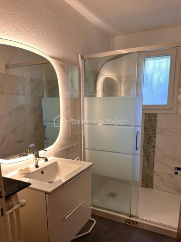 Idéalement située dans le quartier résidentiel très recherché et calme de la Sauvette, découvrez cette magnifique bastide de 200,88 m² habitables implantée sur un terrain clos et magnifiquement paysager de 507 m².
Ce bien coup de cœur se distingue par son emplacement privilégié permettant un mode de vie "tout à pied" : à seulement 8 minutes du Cours Maintenon, 10 minutes des commodités et 15 minutes de l'hyper-centre de Hyères.
Grâce à sa configuration unique et ses accès modulables, cette propriété offre un potentiel rare s'adaptant à tous vos projets de vie :
 * Idéal Famille d'accueil ou Intergénérationnelle : Pour loger un adolescent en quête d'indépendance, des parents ou des proches, tout en préservant l'intimité de chacun.
 * Profession Libérale / Indépendante : Le rez-de-chaussée permet de recevoir de la clientèle ou d'installer des bureaux au calme, sans empiéter sur l'espace de vie familial des étages supérieurs.
 * Investissement / Rendement Locatif : Le T2 du rez-de-chaussée est libre de toute occupation et prêt à être loué (à l'année ou en saisonnier) pour générer un revenu complémentaire immédiat.

L'AGENCEMENT INTÉRIEUR :
 * Au rez-de-chaussée : Un grand hall d'entrée, une buanderie, une chaufferie, un accès au garage de 25 m² et l'appartement T2 indépendant mais communiquant. Ce dernier comprend un séjour climatisé de 20 m², une cuisine, une chambre de 11 m² avec penderie, ainsi qu'une salle d'eau neuve avec douche à l'italienne et WC indépendant.
 * Au premier étage (R+1) : Une superbe pièce de vie de 50 m² baignée de lumière grâce à une triple exposition (Est, Sud, Ouest) et une vue dégagée sur le Château de Hyères. Elle se compose d’un salon climatisé, d'une salle à manger avec cheminée et d'une cuisine ouverte équipée. Le tout s’ouvre par une baie à galandage sur un balcon plein Sud de 8 m² avec store. Le coin nuit propose 2 chambres de 12 m² avec grands placards, une salle de bains moderne (douche à l'italienne, double vasque) et un WC séparé.
 * Au deuxième étage (R+2) : Deux belles chambres supplémentaires (25 m² au Sud et 10 m² au Nord), idéalement configurables en une vaste suite parentale avec dressing et salle d'eau privative.

LES EXTÉRIEURS ET PRESTATIONS :
Le jardin est un véritable écrin de verdure aux essences méditerranéennes (citronniers, oranger, oliviers, bougainvilliers, avocatier...). Il accueille une piscine de 7x3,5m (construite en 2021) à l'abri des regards. Un forage fonctionnel alimente le jardin et la piscine gratuitement toute l'année.
Côté stationnement, la propriété dispose d’un portail automatique de 4 mètres desservant le garage et 2 places de parking intérieures sécurisées.
Côté technique (aucun gros œuvre à prévoir) :
 * Étages R+1 et R+2 entièrement rénovés en 2020 (isolation intérieure, fenêtres PVC double vitrage argon, électricité refaite).
 * Salles d’eau entièrement remises à neuf en 2024.
 * Moustiquaires à toutes les ouvertures.
 * Maison connectée : Fibre optique avec réseau Ethernet filaire dans le salon et les chambres.
Une propriété saine, aux prestations soignées et à la polyvalence rare sur le secteur.
Plus de photos et informations sur demande. Visites réalisables rapidement.