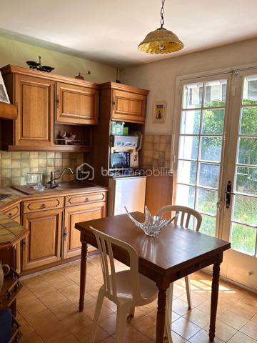 Idéalement située dans le quartier résidentiel très recherché et calme de la Sauvette, découvrez cette magnifique bastide de 200,88 m² habitables implantée sur un terrain clos et magnifiquement paysager de 507 m².
Ce bien coup de cœur se distingue par son emplacement privilégié permettant un mode de vie "tout à pied" : à seulement 8 minutes du Cours Maintenon, 10 minutes des commodités et 15 minutes de l'hyper-centre de Hyères.
Grâce à sa configuration unique et ses accès modulables, cette propriété offre un potentiel rare s'adaptant à tous vos projets de vie :
 * Idéal Famille d'accueil ou Intergénérationnelle : Pour loger un adolescent en quête d'indépendance, des parents ou des proches, tout en préservant l'intimité de chacun.
 * Profession Libérale / Indépendante : Le rez-de-chaussée permet de recevoir de la clientèle ou d'installer des bureaux au calme, sans empiéter sur l'espace de vie familial des étages supérieurs.
 * Investissement / Rendement Locatif : Le T2 du rez-de-chaussée est libre de toute occupation et prêt à être loué (à l'année ou en saisonnier) pour générer un revenu complémentaire immédiat.

L'AGENCEMENT INTÉRIEUR :
 * Au rez-de-chaussée : Un grand hall d'entrée, une buanderie, une chaufferie, un accès au garage de 25 m² et l'appartement T2 indépendant mais communiquant. Ce dernier comprend un séjour climatisé de 20 m², une cuisine, une chambre de 11 m² avec penderie, ainsi qu'une salle d'eau neuve avec douche à l'italienne et WC indépendant.
 * Au premier étage (R+1) : Une superbe pièce de vie de 50 m² baignée de lumière grâce à une triple exposition (Est, Sud, Ouest) et une vue dégagée sur le Château de Hyères. Elle se compose d’un salon climatisé, d'une salle à manger avec cheminée et d'une cuisine ouverte équipée. Le tout s’ouvre par une baie à galandage sur un balcon plein Sud de 8 m² avec store. Le coin nuit propose 2 chambres de 12 m² avec grands placards, une salle de bains moderne (douche à l'italienne, double vasque) et un WC séparé.
 * Au deuxième étage (R+2) : Deux belles chambres supplémentaires (25 m² au Sud et 10 m² au Nord), idéalement configurables en une vaste suite parentale avec dressing et salle d'eau privative.

LES EXTÉRIEURS ET PRESTATIONS :
Le jardin est un véritable écrin de verdure aux essences méditerranéennes (citronniers, oranger, oliviers, bougainvilliers, avocatier...). Il accueille une piscine de 7x3,5m (construite en 2021) à l'abri des regards. Un forage fonctionnel alimente le jardin et la piscine gratuitement toute l'année.
Côté stationnement, la propriété dispose d’un portail automatique de 4 mètres desservant le garage et 2 places de parking intérieures sécurisées.
Côté technique (aucun gros œuvre à prévoir) :
 * Étages R+1 et R+2 entièrement rénovés en 2020 (isolation intérieure, fenêtres PVC double vitrage argon, électricité refaite).
 * Salles d’eau entièrement remises à neuf en 2024.
 * Moustiquaires à toutes les ouvertures.
 * Maison connectée : Fibre optique avec réseau Ethernet filaire dans le salon et les chambres.
Une propriété saine, aux prestations soignées et à la polyvalence rare sur le secteur.
Plus de photos et informations sur demande. Visites réalisables rapidement.