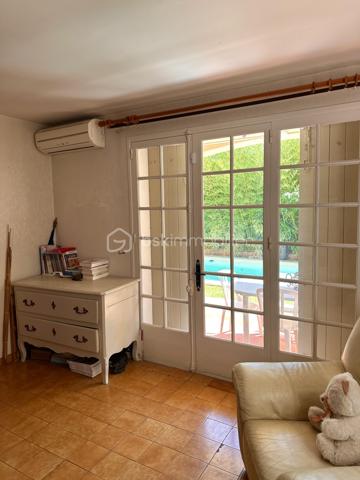 Idéalement située dans le quartier résidentiel très recherché et calme de la Sauvette, découvrez cette magnifique bastide de 200,88 m² habitables implantée sur un terrain clos et magnifiquement paysager de 507 m².
Ce bien coup de cœur se distingue par son emplacement privilégié permettant un mode de vie "tout à pied" : à seulement 8 minutes du Cours Maintenon, 10 minutes des commodités et 15 minutes de l'hyper-centre de Hyères.
Grâce à sa configuration unique et ses accès modulables, cette propriété offre un potentiel rare s'adaptant à tous vos projets de vie :
 * Idéal Famille d'accueil ou Intergénérationnelle : Pour loger un adolescent en quête d'indépendance, des parents ou des proches, tout en préservant l'intimité de chacun.
 * Profession Libérale / Indépendante : Le rez-de-chaussée permet de recevoir de la clientèle ou d'installer des bureaux au calme, sans empiéter sur l'espace de vie familial des étages supérieurs.
 * Investissement / Rendement Locatif : Le T2 du rez-de-chaussée est libre de toute occupation et prêt à être loué (à l'année ou en saisonnier) pour générer un revenu complémentaire immédiat.

L'AGENCEMENT INTÉRIEUR :
 * Au rez-de-chaussée : Un grand hall d'entrée, une buanderie, une chaufferie, un accès au garage de 25 m² et l'appartement T2 indépendant mais communiquant. Ce dernier comprend un séjour climatisé de 20 m², une cuisine, une chambre de 11 m² avec penderie, ainsi qu'une salle d'eau neuve avec douche à l'italienne et WC indépendant.
 * Au premier étage (R+1) : Une superbe pièce de vie de 50 m² baignée de lumière grâce à une triple exposition (Est, Sud, Ouest) et une vue dégagée sur le Château de Hyères. Elle se compose d’un salon climatisé, d'une salle à manger avec cheminée et d'une cuisine ouverte équipée. Le tout s’ouvre par une baie à galandage sur un balcon plein Sud de 8 m² avec store. Le coin nuit propose 2 chambres de 12 m² avec grands placards, une salle de bains moderne (douche à l'italienne, double vasque) et un WC séparé.
 * Au deuxième étage (R+2) : Deux belles chambres supplémentaires (25 m² au Sud et 10 m² au Nord), idéalement configurables en une vaste suite parentale avec dressing et salle d'eau privative.

LES EXTÉRIEURS ET PRESTATIONS :
Le jardin est un véritable écrin de verdure aux essences méditerranéennes (citronniers, oranger, oliviers, bougainvilliers, avocatier...). Il accueille une piscine de 7x3,5m (construite en 2021) à l'abri des regards. Un forage fonctionnel alimente le jardin et la piscine gratuitement toute l'année.
Côté stationnement, la propriété dispose d’un portail automatique de 4 mètres desservant le garage et 2 places de parking intérieures sécurisées.
Côté technique (aucun gros œuvre à prévoir) :
 * Étages R+1 et R+2 entièrement rénovés en 2020 (isolation intérieure, fenêtres PVC double vitrage argon, électricité refaite).
 * Salles d’eau entièrement remises à neuf en 2024.
 * Moustiquaires à toutes les ouvertures.
 * Maison connectée : Fibre optique avec réseau Ethernet filaire dans le salon et les chambres.
Une propriété saine, aux prestations soignées et à la polyvalence rare sur le secteur.
Plus de photos et informations sur demande. Visites réalisables rapidement.