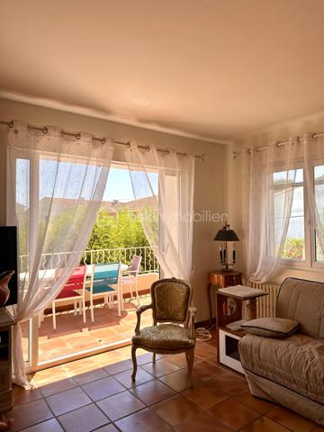 Idéalement située dans le quartier résidentiel très recherché et calme de la Sauvette, découvrez cette magnifique bastide de 200,88 m² habitables implantée sur un terrain clos et magnifiquement paysager de 507 m².
Ce bien coup de cœur se distingue par son emplacement privilégié permettant un mode de vie "tout à pied" : à seulement 8 minutes du Cours Maintenon, 10 minutes des commodités et 15 minutes de l'hyper-centre de Hyères.
Grâce à sa configuration unique et ses accès modulables, cette propriété offre un potentiel rare s'adaptant à tous vos projets de vie :
 * Idéal Famille d'accueil ou Intergénérationnelle : Pour loger un adolescent en quête d'indépendance, des parents ou des proches, tout en préservant l'intimité de chacun.
 * Profession Libérale / Indépendante : Le rez-de-chaussée permet de recevoir de la clientèle ou d'installer des bureaux au calme, sans empiéter sur l'espace de vie familial des étages supérieurs.
 * Investissement / Rendement Locatif : Le T2 du rez-de-chaussée est libre de toute occupation et prêt à être loué (à l'année ou en saisonnier) pour générer un revenu complémentaire immédiat.

L'AGENCEMENT INTÉRIEUR :
 * Au rez-de-chaussée : Un grand hall d'entrée, une buanderie, une chaufferie, un accès au garage de 25 m² et l'appartement T2 indépendant mais communiquant. Ce dernier comprend un séjour climatisé de 20 m², une cuisine, une chambre de 11 m² avec penderie, ainsi qu'une salle d'eau neuve avec douche à l'italienne et WC indépendant.
 * Au premier étage (R+1) : Une superbe pièce de vie de 50 m² baignée de lumière grâce à une triple exposition (Est, Sud, Ouest) et une vue dégagée sur le Château de Hyères. Elle se compose d’un salon climatisé, d'une salle à manger avec cheminée et d'une cuisine ouverte équipée. Le tout s’ouvre par une baie à galandage sur un balcon plein Sud de 8 m² avec store. Le coin nuit propose 2 chambres de 12 m² avec grands placards, une salle de bains moderne (douche à l'italienne, double vasque) et un WC séparé.
 * Au deuxième étage (R+2) : Deux belles chambres supplémentaires (25 m² au Sud et 10 m² au Nord), idéalement configurables en une vaste suite parentale avec dressing et salle d'eau privative.

LES EXTÉRIEURS ET PRESTATIONS :
Le jardin est un véritable écrin de verdure aux essences méditerranéennes (citronniers, oranger, oliviers, bougainvilliers, avocatier...). Il accueille une piscine de 7x3,5m (construite en 2021) à l'abri des regards. Un forage fonctionnel alimente le jardin et la piscine gratuitement toute l'année.
Côté stationnement, la propriété dispose d’un portail automatique de 4 mètres desservant le garage et 2 places de parking intérieures sécurisées.
Côté technique (aucun gros œuvre à prévoir) :
 * Étages R+1 et R+2 entièrement rénovés en 2020 (isolation intérieure, fenêtres PVC double vitrage argon, électricité refaite).
 * Salles d’eau entièrement remises à neuf en 2024.
 * Moustiquaires à toutes les ouvertures.
 * Maison connectée : Fibre optique avec réseau Ethernet filaire dans le salon et les chambres.
Une propriété saine, aux prestations soignées et à la polyvalence rare sur le secteur.
Plus de photos et informations sur demande. Visites réalisables rapidement.