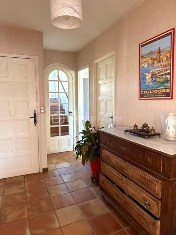 Idéalement située dans le quartier résidentiel très recherché et calme de la Sauvette, découvrez cette magnifique bastide de 200,88 m² habitables implantée sur un terrain clos et magnifiquement paysager de 507 m².
Ce bien coup de cœur se distingue par son emplacement privilégié permettant un mode de vie "tout à pied" : à seulement 8 minutes du Cours Maintenon, 10 minutes des commodités et 15 minutes de l'hyper-centre de Hyères.
Grâce à sa configuration unique et ses accès modulables, cette propriété offre un potentiel rare s'adaptant à tous vos projets de vie :
 * Idéal Famille d'accueil ou Intergénérationnelle : Pour loger un adolescent en quête d'indépendance, des parents ou des proches, tout en préservant l'intimité de chacun.
 * Profession Libérale / Indépendante : Le rez-de-chaussée permet de recevoir de la clientèle ou d'installer des bureaux au calme, sans empiéter sur l'espace de vie familial des étages supérieurs.
 * Investissement / Rendement Locatif : Le T2 du rez-de-chaussée est libre de toute occupation et prêt à être loué (à l'année ou en saisonnier) pour générer un revenu complémentaire immédiat.

L'AGENCEMENT INTÉRIEUR :
 * Au rez-de-chaussée : Un grand hall d'entrée, une buanderie, une chaufferie, un accès au garage de 25 m² et l'appartement T2 indépendant mais communiquant. Ce dernier comprend un séjour climatisé de 20 m², une cuisine, une chambre de 11 m² avec penderie, ainsi qu'une salle d'eau neuve avec douche à l'italienne et WC indépendant.
 * Au premier étage (R+1) : Une superbe pièce de vie de 50 m² baignée de lumière grâce à une triple exposition (Est, Sud, Ouest) et une vue dégagée sur le Château de Hyères. Elle se compose d’un salon climatisé, d'une salle à manger avec cheminée et d'une cuisine ouverte équipée. Le tout s’ouvre par une baie à galandage sur un balcon plein Sud de 8 m² avec store. Le coin nuit propose 2 chambres de 12 m² avec grands placards, une salle de bains moderne (douche à l'italienne, double vasque) et un WC séparé.
 * Au deuxième étage (R+2) : Deux belles chambres supplémentaires (25 m² au Sud et 10 m² au Nord), idéalement configurables en une vaste suite parentale avec dressing et salle d'eau privative.

LES EXTÉRIEURS ET PRESTATIONS :
Le jardin est un véritable écrin de verdure aux essences méditerranéennes (citronniers, oranger, oliviers, bougainvilliers, avocatier...). Il accueille une piscine de 7x3,5m (construite en 2021) à l'abri des regards. Un forage fonctionnel alimente le jardin et la piscine gratuitement toute l'année.
Côté stationnement, la propriété dispose d’un portail automatique de 4 mètres desservant le garage et 2 places de parking intérieures sécurisées.
Côté technique (aucun gros œuvre à prévoir) :
 * Étages R+1 et R+2 entièrement rénovés en 2020 (isolation intérieure, fenêtres PVC double vitrage argon, électricité refaite).
 * Salles d’eau entièrement remises à neuf en 2024.
 * Moustiquaires à toutes les ouvertures.
 * Maison connectée : Fibre optique avec réseau Ethernet filaire dans le salon et les chambres.
Une propriété saine, aux prestations soignées et à la polyvalence rare sur le secteur.
Plus de photos et informations sur demande. Visites réalisables rapidement.