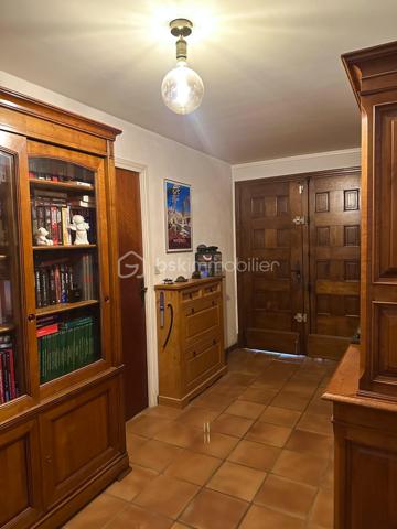 Idéalement située dans le quartier résidentiel très recherché et calme de la Sauvette, découvrez cette magnifique bastide de 200,88 m² habitables implantée sur un terrain clos et magnifiquement paysager de 507 m².
Ce bien coup de cœur se distingue par son emplacement privilégié permettant un mode de vie "tout à pied" : à seulement 8 minutes du Cours Maintenon, 10 minutes des commodités et 15 minutes de l'hyper-centre de Hyères.
Grâce à sa configuration unique et ses accès modulables, cette propriété offre un potentiel rare s'adaptant à tous vos projets de vie :
 * Idéal Famille d'accueil ou Intergénérationnelle : Pour loger un adolescent en quête d'indépendance, des parents ou des proches, tout en préservant l'intimité de chacun.
 * Profession Libérale / Indépendante : Le rez-de-chaussée permet de recevoir de la clientèle ou d'installer des bureaux au calme, sans empiéter sur l'espace de vie familial des étages supérieurs.
 * Investissement / Rendement Locatif : Le T2 du rez-de-chaussée est libre de toute occupation et prêt à être loué (à l'année ou en saisonnier) pour générer un revenu complémentaire immédiat.

L'AGENCEMENT INTÉRIEUR :
 * Au rez-de-chaussée : Un grand hall d'entrée, une buanderie, une chaufferie, un accès au garage de 25 m² et l'appartement T2 indépendant mais communiquant. Ce dernier comprend un séjour climatisé de 20 m², une cuisine, une chambre de 11 m² avec penderie, ainsi qu'une salle d'eau neuve avec douche à l'italienne et WC indépendant.
 * Au premier étage (R+1) : Une superbe pièce de vie de 50 m² baignée de lumière grâce à une triple exposition (Est, Sud, Ouest) et une vue dégagée sur le Château de Hyères. Elle se compose d’un salon climatisé, d'une salle à manger avec cheminée et d'une cuisine ouverte équipée. Le tout s’ouvre par une baie à galandage sur un balcon plein Sud de 8 m² avec store. Le coin nuit propose 2 chambres de 12 m² avec grands placards, une salle de bains moderne (douche à l'italienne, double vasque) et un WC séparé.
 * Au deuxième étage (R+2) : Deux belles chambres supplémentaires (25 m² au Sud et 10 m² au Nord), idéalement configurables en une vaste suite parentale avec dressing et salle d'eau privative.

LES EXTÉRIEURS ET PRESTATIONS :
Le jardin est un véritable écrin de verdure aux essences méditerranéennes (citronniers, oranger, oliviers, bougainvilliers, avocatier...). Il accueille une piscine de 7x3,5m (construite en 2021) à l'abri des regards. Un forage fonctionnel alimente le jardin et la piscine gratuitement toute l'année.
Côté stationnement, la propriété dispose d’un portail automatique de 4 mètres desservant le garage et 2 places de parking intérieures sécurisées.
Côté technique (aucun gros œuvre à prévoir) :
 * Étages R+1 et R+2 entièrement rénovés en 2020 (isolation intérieure, fenêtres PVC double vitrage argon, électricité refaite).
 * Salles d’eau entièrement remises à neuf en 2024.
 * Moustiquaires à toutes les ouvertures.
 * Maison connectée : Fibre optique avec réseau Ethernet filaire dans le salon et les chambres.
Une propriété saine, aux prestations soignées et à la polyvalence rare sur le secteur.
Plus de photos et informations sur demande. Visites réalisables rapidement.