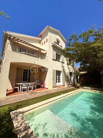 Idéalement située dans le quartier résidentiel très recherché et calme de la Sauvette, découvrez cette magnifique bastide de 200,88 m² habitables implantée sur un terrain clos et magnifiquement paysager de 507 m².
Ce bien coup de cœur se distingue par son emplacement privilégié permettant un mode de vie "tout à pied" : à seulement 8 minutes du Cours Maintenon, 10 minutes des commodités et 15 minutes de l'hyper-centre de Hyères.
Grâce à sa configuration unique et ses accès modulables, cette propriété offre un potentiel rare s'adaptant à tous vos projets de vie :
 * Idéal Famille d'accueil ou Intergénérationnelle : Pour loger un adolescent en quête d'indépendance, des parents ou des proches, tout en préservant l'intimité de chacun.
 * Profession Libérale / Indépendante : Le rez-de-chaussée permet de recevoir de la clientèle ou d'installer des bureaux au calme, sans empiéter sur l'espace de vie familial des étages supérieurs.
 * Investissement / Rendement Locatif : Le T2 du rez-de-chaussée est libre de toute occupation et prêt à être loué (à l'année ou en saisonnier) pour générer un revenu complémentaire immédiat.

L'AGENCEMENT INTÉRIEUR :
 * Au rez-de-chaussée : Un grand hall d'entrée, une buanderie, une chaufferie, un accès au garage de 25 m² et l'appartement T2 indépendant mais communiquant. Ce dernier comprend un séjour climatisé de 20 m², une cuisine, une chambre de 11 m² avec penderie, ainsi qu'une salle d'eau neuve avec douche à l'italienne et WC indépendant.
 * Au premier étage (R+1) : Une superbe pièce de vie de 50 m² baignée de lumière grâce à une triple exposition (Est, Sud, Ouest) et une vue dégagée sur le Château de Hyères. Elle se compose d’un salon climatisé, d'une salle à manger avec cheminée et d'une cuisine ouverte équipée. Le tout s’ouvre par une baie à galandage sur un balcon plein Sud de 8 m² avec store. Le coin nuit propose 2 chambres de 12 m² avec grands placards, une salle de bains moderne (douche à l'italienne, double vasque) et un WC séparé.
 * Au deuxième étage (R+2) : Deux belles chambres supplémentaires (25 m² au Sud et 10 m² au Nord), idéalement configurables en une vaste suite parentale avec dressing et salle d'eau privative.

LES EXTÉRIEURS ET PRESTATIONS :
Le jardin est un véritable écrin de verdure aux essences méditerranéennes (citronniers, oranger, oliviers, bougainvilliers, avocatier...). Il accueille une piscine de 7x3,5m (construite en 2021) à l'abri des regards. Un forage fonctionnel alimente le jardin et la piscine gratuitement toute l'année.
Côté stationnement, la propriété dispose d’un portail automatique de 4 mètres desservant le garage et 2 places de parking intérieures sécurisées.
Côté technique (aucun gros œuvre à prévoir) :
 * Étages R+1 et R+2 entièrement rénovés en 2020 (isolation intérieure, fenêtres PVC double vitrage argon, électricité refaite).
 * Salles d’eau entièrement remises à neuf en 2024.
 * Moustiquaires à toutes les ouvertures.
 * Maison connectée : Fibre optique avec réseau Ethernet filaire dans le salon et les chambres.
Une propriété saine, aux prestations soignées et à la polyvalence rare sur le secteur.
Plus de photos et informations sur demande. Visites réalisables rapidement.