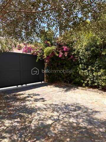 Idéalement située dans le quartier résidentiel très recherché et calme de la Sauvette, découvrez cette magnifique bastide de 200,88 m² habitables implantée sur un terrain clos et magnifiquement paysager de 507 m².
Ce bien coup de cœur se distingue par son emplacement privilégié permettant un mode de vie "tout à pied" : à seulement 8 minutes du Cours Maintenon, 10 minutes des commodités et 15 minutes de l'hyper-centre de Hyères.
Grâce à sa configuration unique et ses accès modulables, cette propriété offre un potentiel rare s'adaptant à tous vos projets de vie :
 * Idéal Famille d'accueil ou Intergénérationnelle : Pour loger un adolescent en quête d'indépendance, des parents ou des proches, tout en préservant l'intimité de chacun.
 * Profession Libérale / Indépendante : Le rez-de-chaussée permet de recevoir de la clientèle ou d'installer des bureaux au calme, sans empiéter sur l'espace de vie familial des étages supérieurs.
 * Investissement / Rendement Locatif : Le T2 du rez-de-chaussée est libre de toute occupation et prêt à être loué (à l'année ou en saisonnier) pour générer un revenu complémentaire immédiat.

L'AGENCEMENT INTÉRIEUR :
 * Au rez-de-chaussée : Un grand hall d'entrée, une buanderie, une chaufferie, un accès au garage de 25 m² et l'appartement T2 indépendant mais communiquant. Ce dernier comprend un séjour climatisé de 20 m², une cuisine, une chambre de 11 m² avec penderie, ainsi qu'une salle d'eau neuve avec douche à l'italienne et WC indépendant.
 * Au premier étage (R+1) : Une superbe pièce de vie de 50 m² baignée de lumière grâce à une triple exposition (Est, Sud, Ouest) et une vue dégagée sur le Château de Hyères. Elle se compose d’un salon climatisé, d'une salle à manger avec cheminée et d'une cuisine ouverte équipée. Le tout s’ouvre par une baie à galandage sur un balcon plein Sud de 8 m² avec store. Le coin nuit propose 2 chambres de 12 m² avec grands placards, une salle de bains moderne (douche à l'italienne, double vasque) et un WC séparé.
 * Au deuxième étage (R+2) : Deux belles chambres supplémentaires (25 m² au Sud et 10 m² au Nord), idéalement configurables en une vaste suite parentale avec dressing et salle d'eau privative.

LES EXTÉRIEURS ET PRESTATIONS :
Le jardin est un véritable écrin de verdure aux essences méditerranéennes (citronniers, oranger, oliviers, bougainvilliers, avocatier...). Il accueille une piscine de 7x3,5m (construite en 2021) à l'abri des regards. Un forage fonctionnel alimente le jardin et la piscine gratuitement toute l'année.
Côté stationnement, la propriété dispose d’un portail automatique de 4 mètres desservant le garage et 2 places de parking intérieures sécurisées.
Côté technique (aucun gros œuvre à prévoir) :
 * Étages R+1 et R+2 entièrement rénovés en 2020 (isolation intérieure, fenêtres PVC double vitrage argon, électricité refaite).
 * Salles d’eau entièrement remises à neuf en 2024.
 * Moustiquaires à toutes les ouvertures.
 * Maison connectée : Fibre optique avec réseau Ethernet filaire dans le salon et les chambres.
Une propriété saine, aux prestations soignées et à la polyvalence rare sur le secteur.
Plus de photos et informations sur demande. Visites réalisables rapidement.