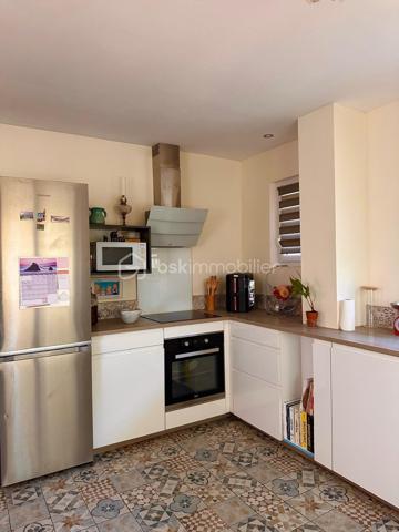 Idéalement située dans le quartier résidentiel très recherché et calme de la Sauvette, découvrez cette magnifique bastide de 200,88 m² habitables implantée sur un terrain clos et magnifiquement paysager de 507 m².
Ce bien coup de cœur se distingue par son emplacement privilégié permettant un mode de vie "tout à pied" : à seulement 8 minutes du Cours Maintenon, 10 minutes des commodités et 15 minutes de l'hyper-centre de Hyères.
Grâce à sa configuration unique et ses accès modulables, cette propriété offre un potentiel rare s'adaptant à tous vos projets de vie :
 * Idéal Famille d'accueil ou Intergénérationnelle : Pour loger un adolescent en quête d'indépendance, des parents ou des proches, tout en préservant l'intimité de chacun.
 * Profession Libérale / Indépendante : Le rez-de-chaussée permet de recevoir de la clientèle ou d'installer des bureaux au calme, sans empiéter sur l'espace de vie familial des étages supérieurs.
 * Investissement / Rendement Locatif : Le T2 du rez-de-chaussée est libre de toute occupation et prêt à être loué (à l'année ou en saisonnier) pour générer un revenu complémentaire immédiat.

L'AGENCEMENT INTÉRIEUR :
 * Au rez-de-chaussée : Un grand hall d'entrée, une buanderie, une chaufferie, un accès au garage de 25 m² et l'appartement T2 indépendant mais communiquant. Ce dernier comprend un séjour climatisé de 20 m², une cuisine, une chambre de 11 m² avec penderie, ainsi qu'une salle d'eau neuve avec douche à l'italienne et WC indépendant.
 * Au premier étage (R+1) : Une superbe pièce de vie de 50 m² baignée de lumière grâce à une triple exposition (Est, Sud, Ouest) et une vue dégagée sur le Château de Hyères. Elle se compose d’un salon climatisé, d'une salle à manger avec cheminée et d'une cuisine ouverte équipée. Le tout s’ouvre par une baie à galandage sur un balcon plein Sud de 8 m² avec store. Le coin nuit propose 2 chambres de 12 m² avec grands placards, une salle de bains moderne (douche à l'italienne, double vasque) et un WC séparé.
 * Au deuxième étage (R+2) : Deux belles chambres supplémentaires (25 m² au Sud et 10 m² au Nord), idéalement configurables en une vaste suite parentale avec dressing et salle d'eau privative.

LES EXTÉRIEURS ET PRESTATIONS :
Le jardin est un véritable écrin de verdure aux essences méditerranéennes (citronniers, oranger, oliviers, bougainvilliers, avocatier...). Il accueille une piscine de 7x3,5m (construite en 2021) à l'abri des regards. Un forage fonctionnel alimente le jardin et la piscine gratuitement toute l'année.
Côté stationnement, la propriété dispose d’un portail automatique de 4 mètres desservant le garage et 2 places de parking intérieures sécurisées.
Côté technique (aucun gros œuvre à prévoir) :
 * Étages R+1 et R+2 entièrement rénovés en 2020 (isolation intérieure, fenêtres PVC double vitrage argon, électricité refaite).
 * Salles d’eau entièrement remises à neuf en 2024.
 * Moustiquaires à toutes les ouvertures.
 * Maison connectée : Fibre optique avec réseau Ethernet filaire dans le salon et les chambres.
Une propriété saine, aux prestations soignées et à la polyvalence rare sur le secteur.
Plus de photos et informations sur demande. Visites réalisables rapidement.