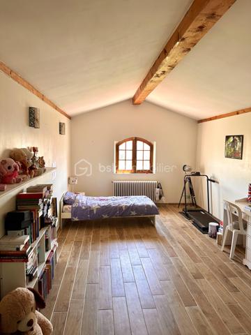 Idéalement située dans le quartier résidentiel très recherché et calme de la Sauvette, découvrez cette magnifique bastide de 200,88 m² habitables implantée sur un terrain clos et magnifiquement paysager de 507 m².
Ce bien coup de cœur se distingue par son emplacement privilégié permettant un mode de vie "tout à pied" : à seulement 8 minutes du Cours Maintenon, 10 minutes des commodités et 15 minutes de l'hyper-centre de Hyères.
Grâce à sa configuration unique et ses accès modulables, cette propriété offre un potentiel rare s'adaptant à tous vos projets de vie :
 * Idéal Famille d'accueil ou Intergénérationnelle : Pour loger un adolescent en quête d'indépendance, des parents ou des proches, tout en préservant l'intimité de chacun.
 * Profession Libérale / Indépendante : Le rez-de-chaussée permet de recevoir de la clientèle ou d'installer des bureaux au calme, sans empiéter sur l'espace de vie familial des étages supérieurs.
 * Investissement / Rendement Locatif : Le T2 du rez-de-chaussée est libre de toute occupation et prêt à être loué (à l'année ou en saisonnier) pour générer un revenu complémentaire immédiat.

L'AGENCEMENT INTÉRIEUR :
 * Au rez-de-chaussée : Un grand hall d'entrée, une buanderie, une chaufferie, un accès au garage de 25 m² et l'appartement T2 indépendant mais communiquant. Ce dernier comprend un séjour climatisé de 20 m², une cuisine, une chambre de 11 m² avec penderie, ainsi qu'une salle d'eau neuve avec douche à l'italienne et WC indépendant.
 * Au premier étage (R+1) : Une superbe pièce de vie de 50 m² baignée de lumière grâce à une triple exposition (Est, Sud, Ouest) et une vue dégagée sur le Château de Hyères. Elle se compose d’un salon climatisé, d'une salle à manger avec cheminée et d'une cuisine ouverte équipée. Le tout s’ouvre par une baie à galandage sur un balcon plein Sud de 8 m² avec store. Le coin nuit propose 2 chambres de 12 m² avec grands placards, une salle de bains moderne (douche à l'italienne, double vasque) et un WC séparé.
 * Au deuxième étage (R+2) : Deux belles chambres supplémentaires (25 m² au Sud et 10 m² au Nord), idéalement configurables en une vaste suite parentale avec dressing et salle d'eau privative.

LES EXTÉRIEURS ET PRESTATIONS :
Le jardin est un véritable écrin de verdure aux essences méditerranéennes (citronniers, oranger, oliviers, bougainvilliers, avocatier...). Il accueille une piscine de 7x3,5m (construite en 2021) à l'abri des regards. Un forage fonctionnel alimente le jardin et la piscine gratuitement toute l'année.
Côté stationnement, la propriété dispose d’un portail automatique de 4 mètres desservant le garage et 2 places de parking intérieures sécurisées.
Côté technique (aucun gros œuvre à prévoir) :
 * Étages R+1 et R+2 entièrement rénovés en 2020 (isolation intérieure, fenêtres PVC double vitrage argon, électricité refaite).
 * Salles d’eau entièrement remises à neuf en 2024.
 * Moustiquaires à toutes les ouvertures.
 * Maison connectée : Fibre optique avec réseau Ethernet filaire dans le salon et les chambres.
Une propriété saine, aux prestations soignées et à la polyvalence rare sur le secteur.
Plus de photos et informations sur demande. Visites réalisables rapidement.