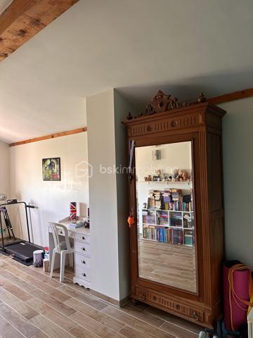 Idéalement située dans le quartier résidentiel très recherché et calme de la Sauvette, découvrez cette magnifique bastide de 200,88 m² habitables implantée sur un terrain clos et magnifiquement paysager de 507 m².
Ce bien coup de cœur se distingue par son emplacement privilégié permettant un mode de vie "tout à pied" : à seulement 8 minutes du Cours Maintenon, 10 minutes des commodités et 15 minutes de l'hyper-centre de Hyères.
Grâce à sa configuration unique et ses accès modulables, cette propriété offre un potentiel rare s'adaptant à tous vos projets de vie :
 * Idéal Famille d'accueil ou Intergénérationnelle : Pour loger un adolescent en quête d'indépendance, des parents ou des proches, tout en préservant l'intimité de chacun.
 * Profession Libérale / Indépendante : Le rez-de-chaussée permet de recevoir de la clientèle ou d'installer des bureaux au calme, sans empiéter sur l'espace de vie familial des étages supérieurs.
 * Investissement / Rendement Locatif : Le T2 du rez-de-chaussée est libre de toute occupation et prêt à être loué (à l'année ou en saisonnier) pour générer un revenu complémentaire immédiat.

L'AGENCEMENT INTÉRIEUR :
 * Au rez-de-chaussée : Un grand hall d'entrée, une buanderie, une chaufferie, un accès au garage de 25 m² et l'appartement T2 indépendant mais communiquant. Ce dernier comprend un séjour climatisé de 20 m², une cuisine, une chambre de 11 m² avec penderie, ainsi qu'une salle d'eau neuve avec douche à l'italienne et WC indépendant.
 * Au premier étage (R+1) : Une superbe pièce de vie de 50 m² baignée de lumière grâce à une triple exposition (Est, Sud, Ouest) et une vue dégagée sur le Château de Hyères. Elle se compose d’un salon climatisé, d'une salle à manger avec cheminée et d'une cuisine ouverte équipée. Le tout s’ouvre par une baie à galandage sur un balcon plein Sud de 8 m² avec store. Le coin nuit propose 2 chambres de 12 m² avec grands placards, une salle de bains moderne (douche à l'italienne, double vasque) et un WC séparé.
 * Au deuxième étage (R+2) : Deux belles chambres supplémentaires (25 m² au Sud et 10 m² au Nord), idéalement configurables en une vaste suite parentale avec dressing et salle d'eau privative.

LES EXTÉRIEURS ET PRESTATIONS :
Le jardin est un véritable écrin de verdure aux essences méditerranéennes (citronniers, oranger, oliviers, bougainvilliers, avocatier...). Il accueille une piscine de 7x3,5m (construite en 2021) à l'abri des regards. Un forage fonctionnel alimente le jardin et la piscine gratuitement toute l'année.
Côté stationnement, la propriété dispose d’un portail automatique de 4 mètres desservant le garage et 2 places de parking intérieures sécurisées.
Côté technique (aucun gros œuvre à prévoir) :
 * Étages R+1 et R+2 entièrement rénovés en 2020 (isolation intérieure, fenêtres PVC double vitrage argon, électricité refaite).
 * Salles d’eau entièrement remises à neuf en 2024.
 * Moustiquaires à toutes les ouvertures.
 * Maison connectée : Fibre optique avec réseau Ethernet filaire dans le salon et les chambres.
Une propriété saine, aux prestations soignées et à la polyvalence rare sur le secteur.
Plus de photos et informations sur demande. Visites réalisables rapidement.