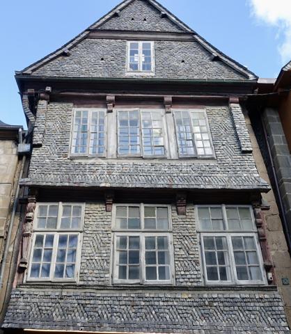 Kate GUIGNEUX vous propose - EN EXCLUSIVITE - ce bel appartement de type T1 bis (possibilité de créer une cloison pour le transformer en T2) lumineux et où vous pourrez retrouver le charme de l'ancien. 

Le bien est constitué d'une entrée, d'une belle pièce de vie baignée de lumière d'environ 26 m2 - avec un coin nuit -, une salle d'eau spacieuse et des WC séparés.
Parking gratuit et facile à proximité. Loyer envisageable : entre 340 € et 450 € selon les prestations. Actuellement libre. Possibilité de laisser quelques meubles dans l'appartement : une table, trois commodes, deux chaises, deux tabourets, un réfrigérateur et une gazinière.

Informations complémentaires : Chauffage au gaz - petite copropriété bienveillante, calme et à faibles charges.

CONTACTEZ-MOI pour échanger sur votre projet et fixons éventuellement une visite ensemble :-)