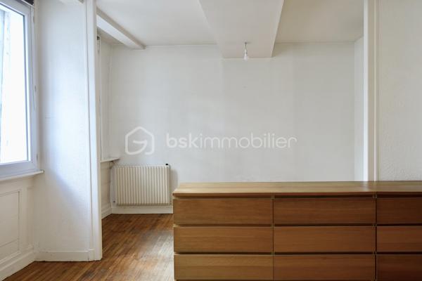 Kate GUIGNEUX vous propose - EN EXCLUSIVITE - ce bel appartement de type T1 bis (possibilité de créer une cloison pour le transformer en T2) lumineux et où vous pourrez retrouver le charme de l'ancien. 

Le bien est constitué d'une entrée, d'une belle pièce de vie baignée de lumière d'environ 26 m2 - avec un coin nuit -, une salle d'eau spacieuse et des WC séparés.
Parking gratuit et facile à proximité. Loyer envisageable : entre 340 € et 450 € selon les prestations. Actuellement libre. Possibilité de laisser quelques meubles dans l'appartement : une table, trois commodes, deux chaises, deux tabourets, un réfrigérateur et une gazinière.

Informations complémentaires : Chauffage au gaz - petite copropriété bienveillante, calme et à faibles charges.

CONTACTEZ-MOI pour échanger sur votre projet et fixons éventuellement une visite ensemble :-)
