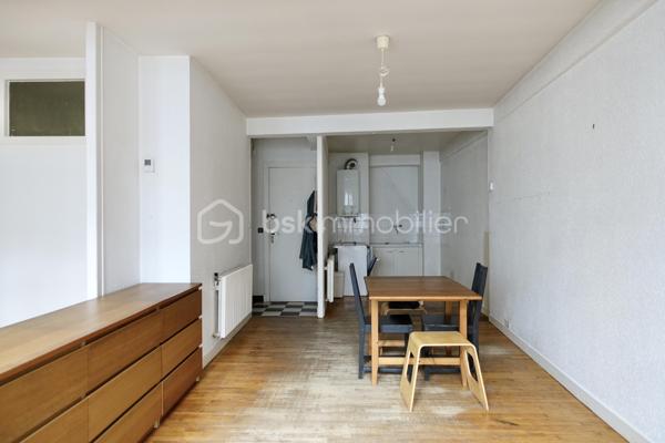 Kate GUIGNEUX vous propose - EN EXCLUSIVITE - ce bel appartement de type T1 bis (possibilité de créer une cloison pour le transformer en T2) lumineux et où vous pourrez retrouver le charme de l'ancien. 

Le bien est constitué d'une entrée, d'une belle pièce de vie baignée de lumière d'environ 26 m2 - avec un coin nuit -, une salle d'eau spacieuse et des WC séparés.
Parking gratuit et facile à proximité. Loyer envisageable : entre 340 € et 450 € selon les prestations. Actuellement libre. Possibilité de laisser quelques meubles dans l'appartement : une table, trois commodes, deux chaises, deux tabourets, un réfrigérateur et une gazinière.

Informations complémentaires : Chauffage au gaz - petite copropriété bienveillante, calme et à faibles charges.

CONTACTEZ-MOI pour échanger sur votre projet et fixons éventuellement une visite ensemble :-)