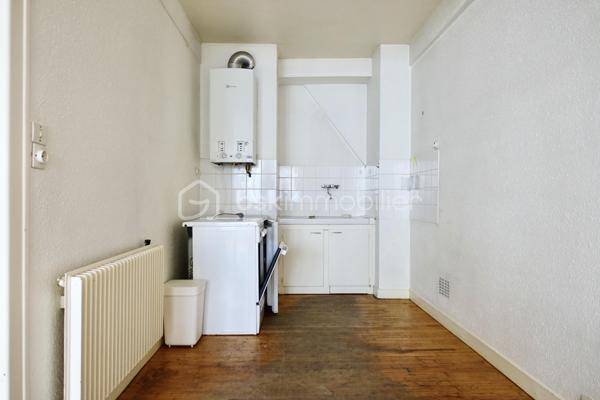 Kate GUIGNEUX vous propose - EN EXCLUSIVITE - ce bel appartement de type T1 bis (possibilité de créer une cloison pour le transformer en T2) lumineux et où vous pourrez retrouver le charme de l'ancien. 

Le bien est constitué d'une entrée, d'une belle pièce de vie baignée de lumière d'environ 26 m2 - avec un coin nuit -, une salle d'eau spacieuse et des WC séparés.
Parking gratuit et facile à proximité. Loyer envisageable : entre 340 € et 450 € selon les prestations. Actuellement libre. Possibilité de laisser quelques meubles dans l'appartement : une table, trois commodes, deux chaises, deux tabourets, un réfrigérateur et une gazinière.

Informations complémentaires : Chauffage au gaz - petite copropriété bienveillante, calme et à faibles charges.

CONTACTEZ-MOI pour échanger sur votre projet et fixons éventuellement une visite ensemble :-)