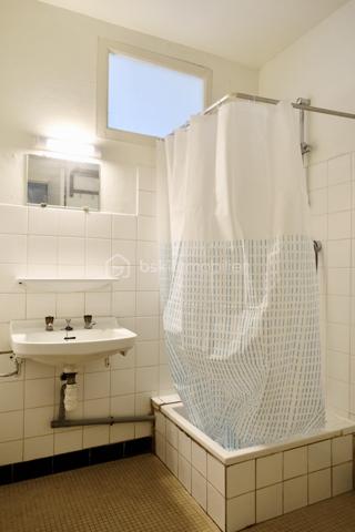 Kate GUIGNEUX vous propose - EN EXCLUSIVITE - ce bel appartement de type T1 bis (possibilité de créer une cloison pour le transformer en T2) lumineux et où vous pourrez retrouver le charme de l'ancien. 

Le bien est constitué d'une entrée, d'une belle pièce de vie baignée de lumière d'environ 26 m2 - avec un coin nuit -, une salle d'eau spacieuse et des WC séparés.
Parking gratuit et facile à proximité. Loyer envisageable : entre 340 € et 450 € selon les prestations. Actuellement libre. Possibilité de laisser quelques meubles dans l'appartement : une table, trois commodes, deux chaises, deux tabourets, un réfrigérateur et une gazinière.

Informations complémentaires : Chauffage au gaz - petite copropriété bienveillante, calme et à faibles charges.

CONTACTEZ-MOI pour échanger sur votre projet et fixons éventuellement une visite ensemble :-)