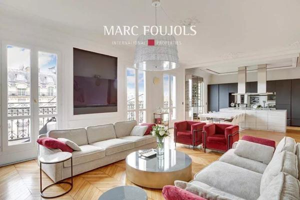 Paris 8/16 Pont de l’Alma : appartement rénové avec vue dégagée et balcon filant