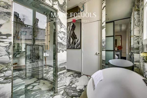 Paris 8/16 Pont de l’Alma : appartement rénové avec vue dégagée et balcon filant
