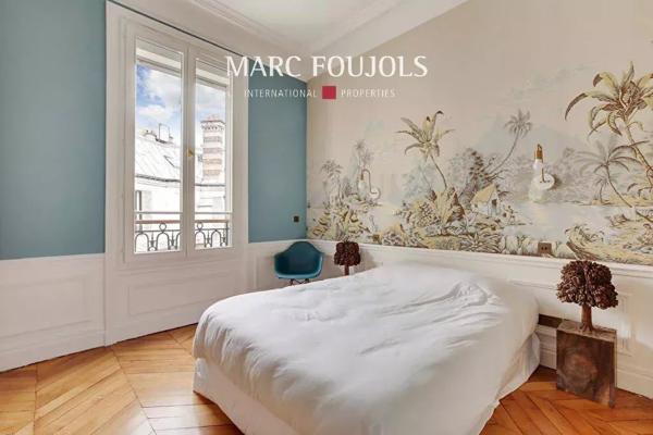 Paris 8/16 Pont de l’Alma : appartement rénové avec vue dégagée et balcon filant