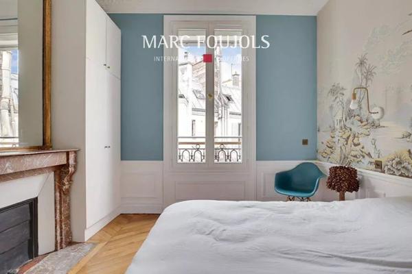 Paris 8/16 Pont de l’Alma : appartement rénové avec vue dégagée et balcon filant