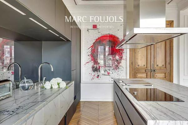 Paris 8/16 Pont de l’Alma : appartement rénové avec vue dégagée et balcon filant