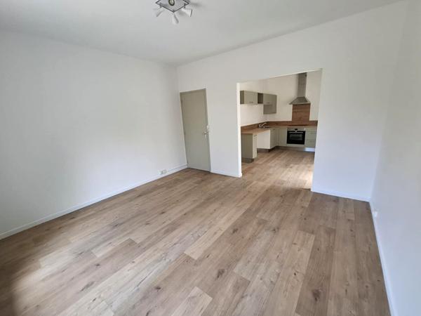 Ensemble immobilier rénové Deux maisons et un garage loués, revenus immédiats
