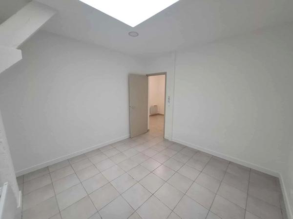 Ensemble immobilier rénové Deux maisons et un garage loués, revenus immédiats