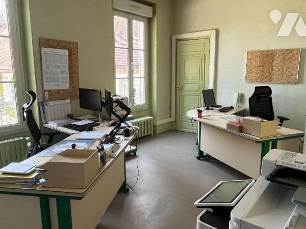 A VENDRE à AUXERRE (89000), en centre-ville, UNE PROPRIETE (actuellement utilisée comme locaux ...