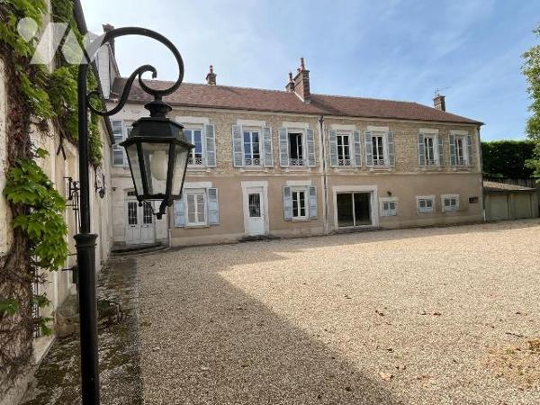 A VENDRE à AUXERRE (89000), en centre-ville, UNE PROPRIETE (actuellement utilisée comme locaux ...