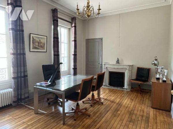 A VENDRE à AUXERRE (89000), en centre-ville, UNE PROPRIETE (actuellement utilisée comme locaux ...
