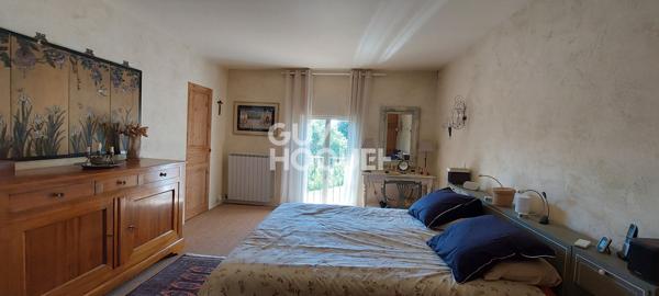 Rare et authentique - Mas de 214 m² - 5 chambres - Piscine - Terrain 1.7 ha