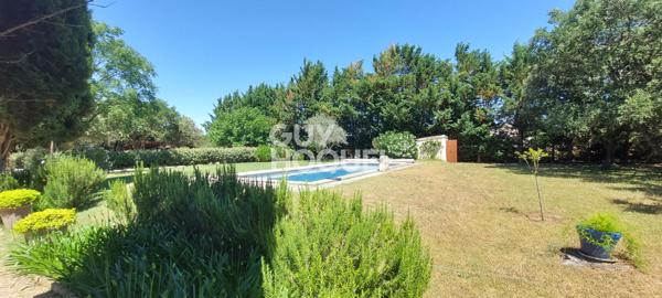 Rare et authentique - Mas de 214 m² - 5 chambres - Piscine - Terrain 1.7 ha