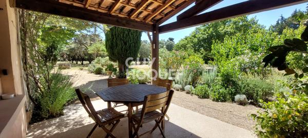 Rare et authentique - Mas de 214 m² - 5 chambres - Piscine - Terrain 1.7 ha