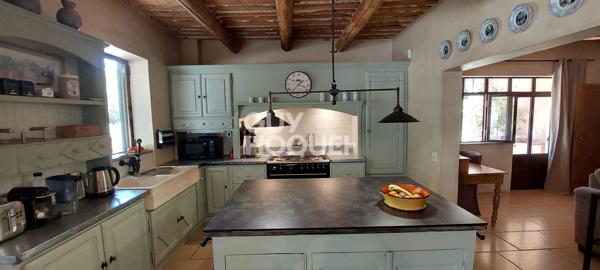Rare et authentique - Mas de 214 m² - 5 chambres - Piscine - Terrain 1.7 ha