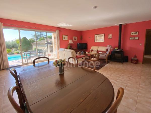 À vendre – Propriété avec vue panoramique et dépendance en pierre, à 5 min d’Uzès