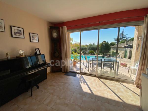 À vendre – Propriété avec vue panoramique et dépendance en pierre, à 5 min d’Uzès