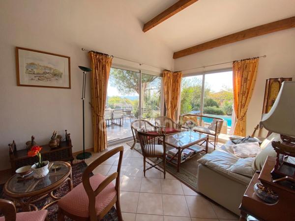 À vendre – Propriété avec vue panoramique et dépendance en pierre, à 5 min d’Uzès