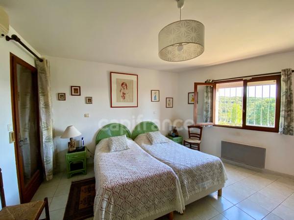 À vendre – Propriété avec vue panoramique et dépendance en pierre, à 5 min d’Uzès