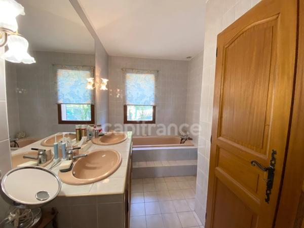 À vendre – Propriété avec vue panoramique et dépendance en pierre, à 5 min d’Uzès