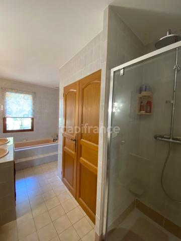 À vendre – Propriété avec vue panoramique et dépendance en pierre, à 5 min d’Uzès