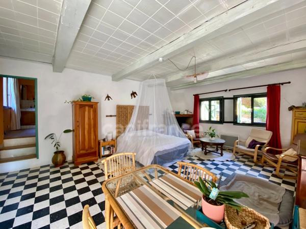 À vendre – Propriété avec vue panoramique et dépendance en pierre, à 5 min d’Uzès