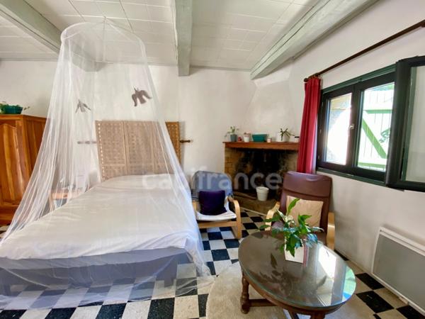 À vendre – Propriété avec vue panoramique et dépendance en pierre, à 5 min d’Uzès