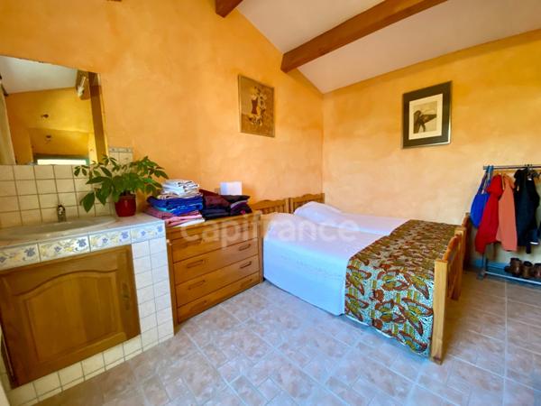 À vendre – Propriété avec vue panoramique et dépendance en pierre, à 5 min d’Uzès