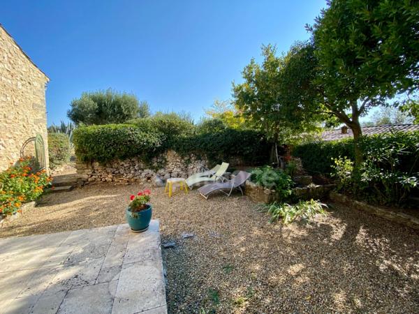 À vendre – Propriété avec vue panoramique et dépendance en pierre, à 5 min d’Uzès