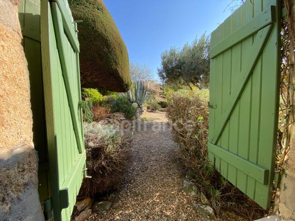 À vendre – Propriété avec vue panoramique et dépendance en pierre, à 5 min d’Uzès