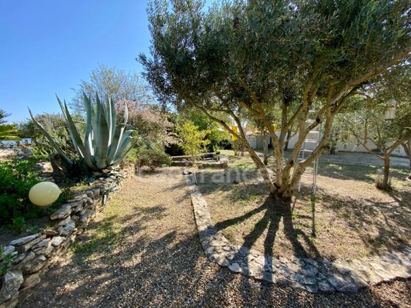 À vendre – Propriété avec vue panoramique et dépendance en pierre, à 5 min d’Uzès